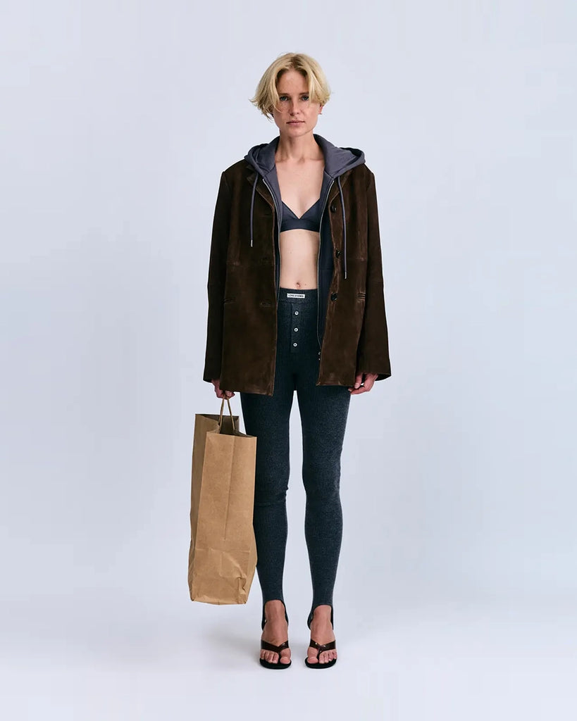 Szare, dzianinowe legginsy z wysokim stanem John Love Stories. Zakładane za pięty. Na gumie w pasie posiadają niewielkie, kontrastowe logo marki. Wykonane z ciepłej dzianiny z prążkowaną fakturą.