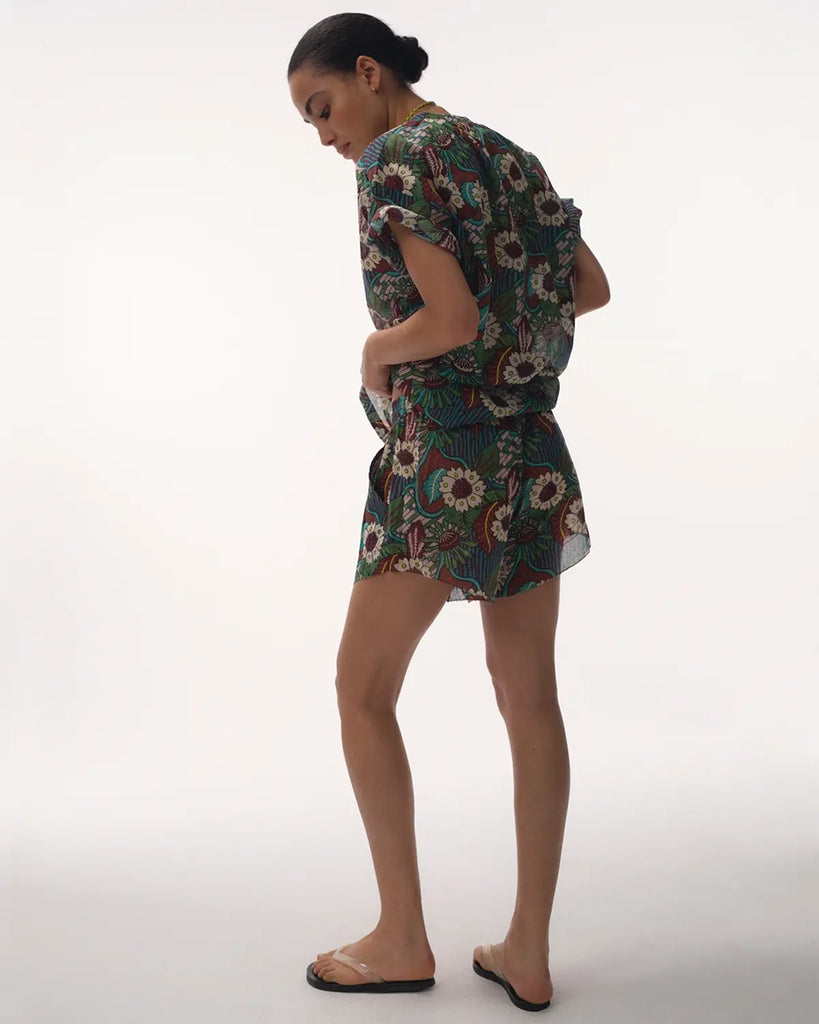 Cienkie, luźne szorty Mabel Love Stories w roślinny print. Spodenki mają średni stan, elastyczny pas i dwie, boczne kieszenie. Wykonane z bardzo zwiewnej, lekko transparentnej, bawełnianej tkaniny.