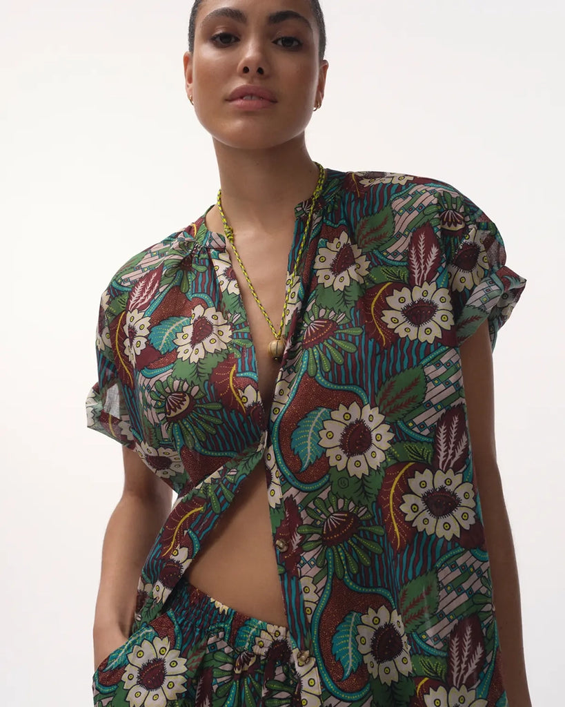 Cienka, luźna koszula z krótkim rękawem Mila Love Stories w roślinny print. Posiada dekolt w kształcie litery V. Zapinana na guziki. Wykonana ze zwiewnej, lekko transparentnej tkaniny. Idealna na letnie, wakacyjne wyjazdy