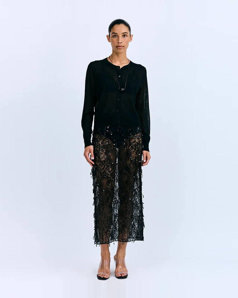 Krótki kardigan Miranda Love Stories o pudełkowym fasonie. Posiada okrągły dekolt. Zapinany na guziki. U dołu i przy mankietach rękawów wykończony ściągaczami. To ponadczasowy klasyk. Wykonany z cienkiej dzianiny z wiskozą. 