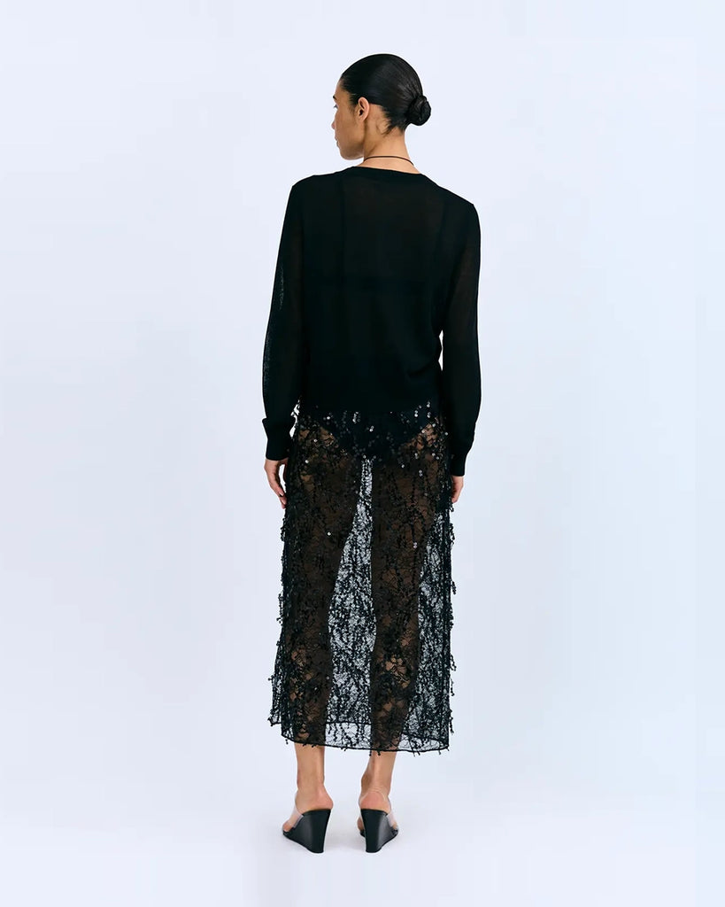 Krótki kardigan Miranda Love Stories o pudełkowym fasonie. Posiada okrągły dekolt. Zapinany na guziki. U dołu i przy mankietach rękawów wykończony ściągaczami. To ponadczasowy klasyk. Wykonany z cienkiej dzianiny z wiskozą. 