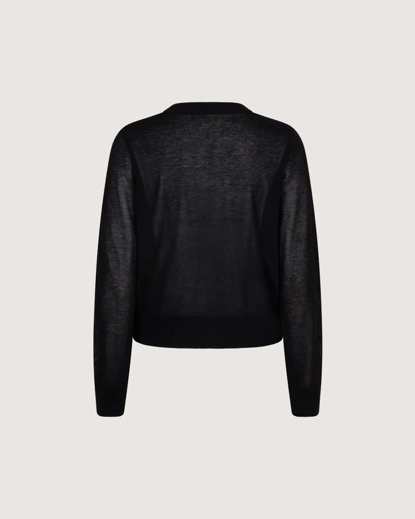 Krótki kardigan Miranda Love Stories o pudełkowym fasonie. Posiada okrągły dekolt. Zapinany na guziki. U dołu i przy mankietach rękawów wykończony ściągaczami. To ponadczasowy klasyk. Wykonany z cienkiej dzianiny z wiskozą. 