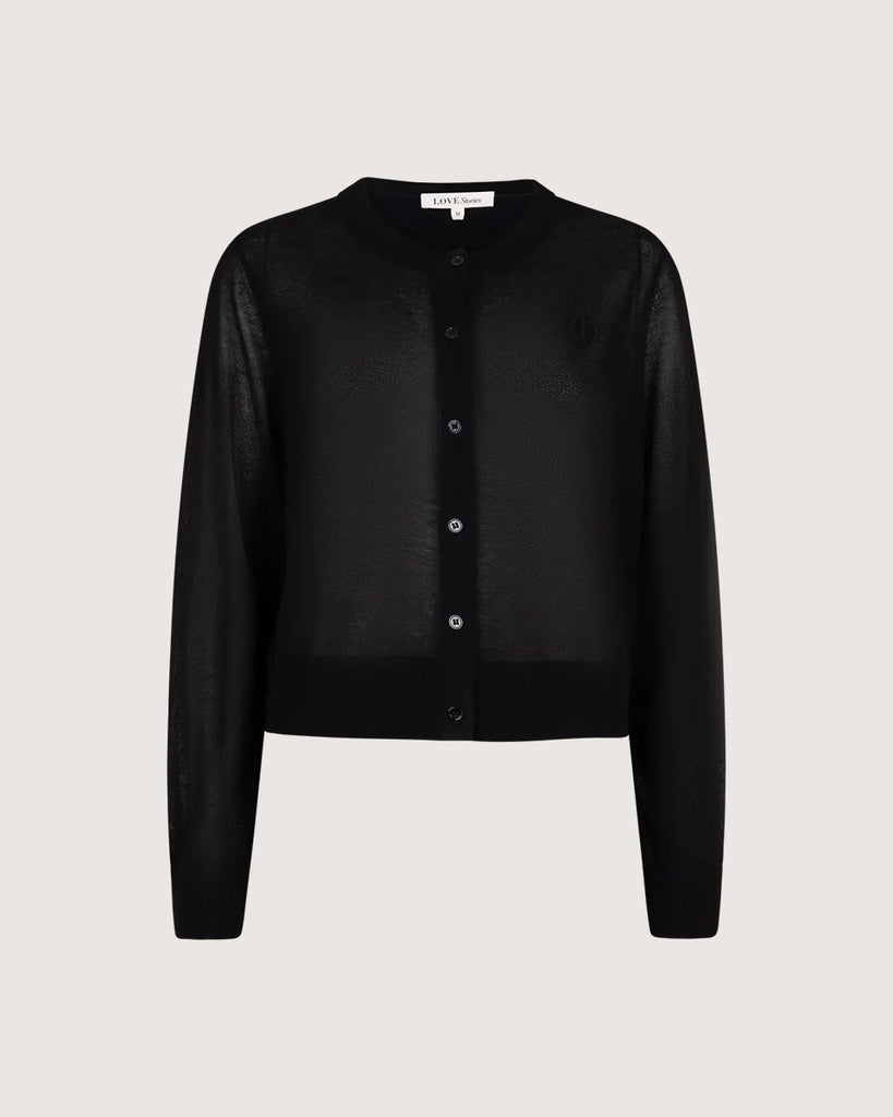 Krótki kardigan Miranda Love Stories o pudełkowym fasonie. Posiada okrągły dekolt. Zapinany na guziki. U dołu i przy mankietach rękawów wykończony ściągaczami. To ponadczasowy klasyk. Wykonany z cienkiej dzianiny z wiskozą. 