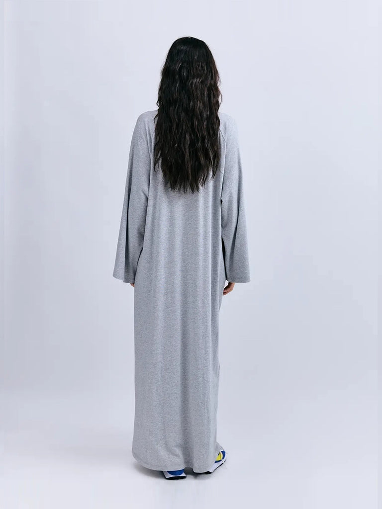 Oversizowa sukienka maxi Olsen Love Stories z okrągłym dekoltem i długim, szerokim rękawem. U dołu posiada głębokie rozcięcie. Sukienka ma prosty fason i sięga za kostki