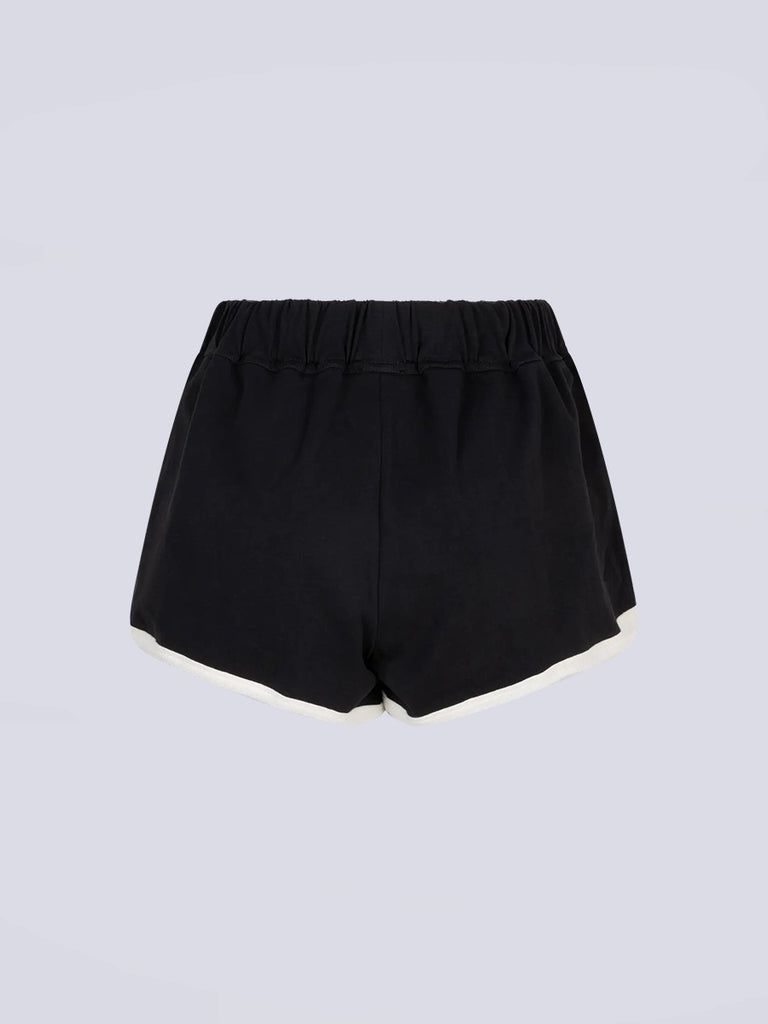 Krótkie, cienkie, szorty dresowe Perry Love Stories z wysokim stanem i elastyczną talią. Spodenki mają kontrastową lamówkę oraz niewielki print na lewej nogawce. Wykonane z cienkiej bawełny.