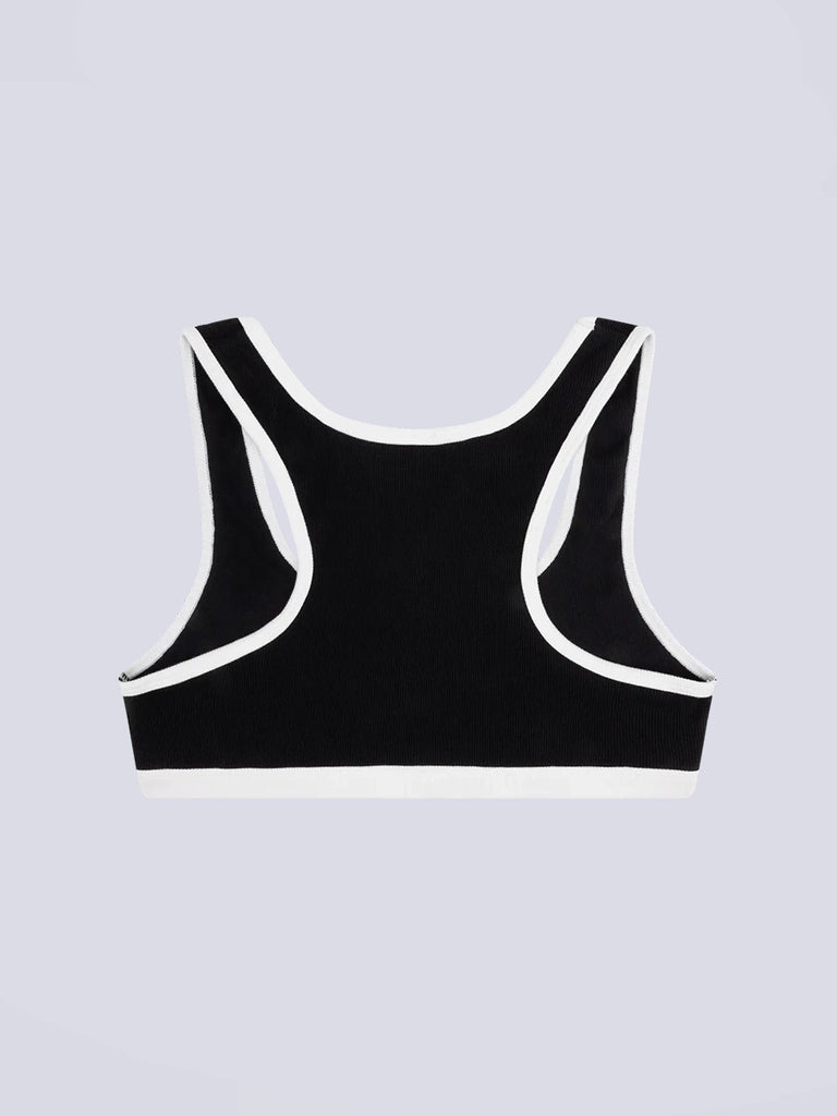 Miękki sportowy stanik top Rika Love Love Stories na grubych ramiączkach. Wykonany z miękkiej tkaniny z prążkowaną fakturą i białą, grubą lamówką. Na gumie pod biustem posiada niewielką naszywkę z logo marki.&nbsp;