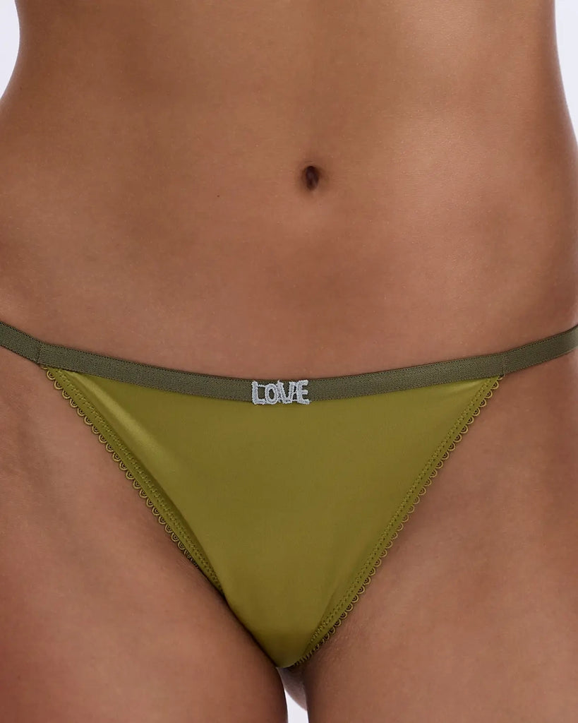 Majtki z niskim stanem i cienką gumą Rosie Love Stories. Z przodu wykonane z satynowej tkaniny, z tyłu z delikatnej koronki z kwiatowym wzorem. Na gumie posiadają niewielki, błękitny napis "Love".