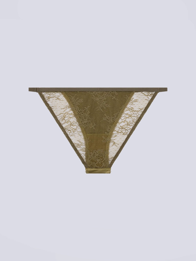 Majtki z niskim stanem i cienką gumą Rosie Love Stories. Z przodu wykonane z satynowej tkaniny, z tyłu z delikatnej koronki z kwiatowym wzorem. Na gumie posiadają niewielki, błękitny napis "Love".