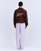 Luźna, szara bluza dresowa Sloane Love Stories z dużym napisem i motywem jabłka z przodu. Posiada okrągły dekolt i jest wykończona ściągaczami.
