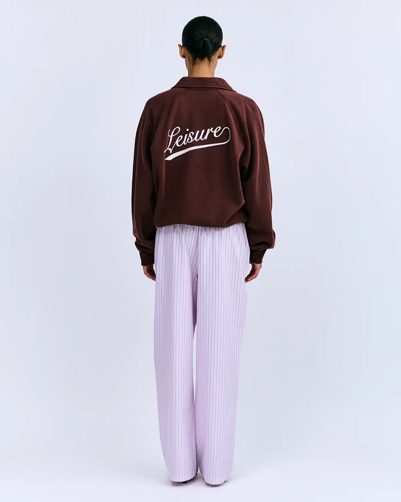 Luźna, szara bluza dresowa Sloane Love Stories z dużym napisem i motywem jabłka z przodu. Posiada okrągły dekolt i jest wykończona ściągaczami.