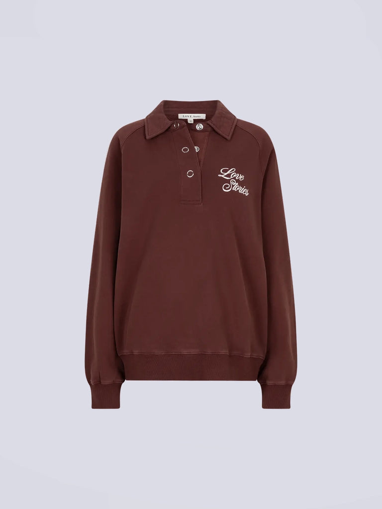 Luźna, szara bluza dresowa Sloane Love Stories z dużym napisem i motywem jabłka z przodu. Posiada okrągły dekolt i jest wykończona ściągaczami.