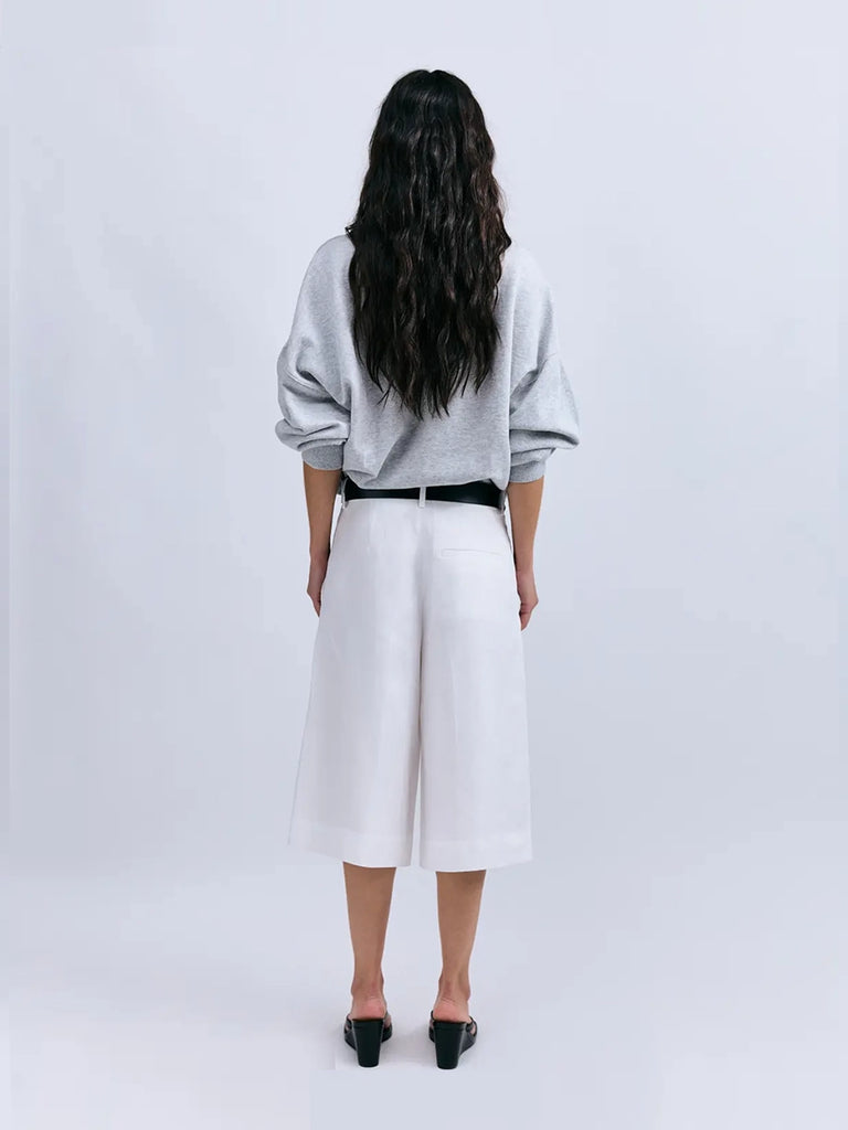 Luźna, szara bluza dresowa Sloane Love Stories z dużym napisem i motywem jabłka z przodu. Posiada okrągły dekolt i jest wykończona ściągaczami.