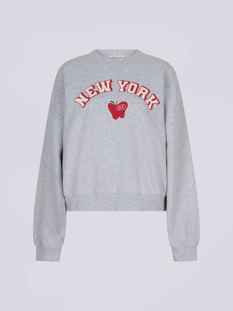 Luźna, szara bluza dresowa Sloane Love Stories z dużym napisem i motywem jabłka z przodu. Posiada okrągły dekolt i jest wykończona ściągaczami.