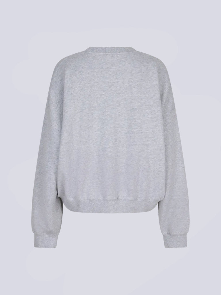 Luźna, szara bluza dresowa Sloane Love Stories z dużym napisem i motywem jabłka z przodu. Posiada okrągły dekolt i jest wykończona ściągaczami.