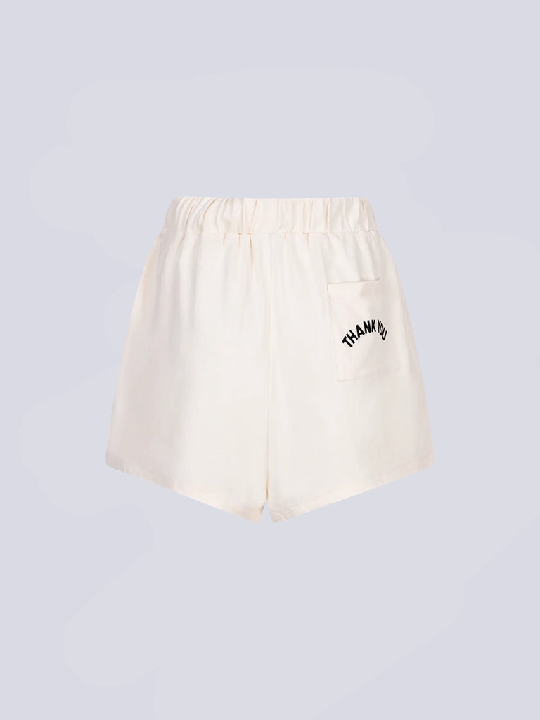 Luźne, cienkie, szorty dresowe Surf Love Stories z wysokim stanem i elastyczną talią. Spodenki mają dwie, boczne kieszenie i jedną tylną z kontrastowym napisem"Thank you".