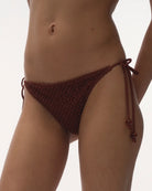 Klasyczny dół od bikini z niskim stanem Vanity Love Stories i z wiązaniem po bokach. Na sznurkach znajdują się efektowne koraliki.