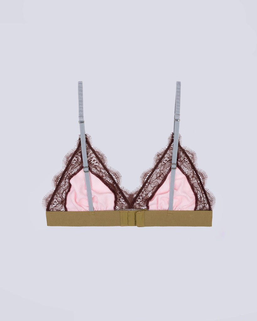 Delikatny, miękki stanik z trójkątnymi miseczkami Love Lace Love Stories. Wykonany z różowej,&nbsp;satynowej tkaniny.&nbsp;Miseczki obszyte są delikatną koronką. Stanik posiada szeroką gumę pod biustem&nbsp;oraz&nbsp;regulowane, marszczone ramiączka. Zapinany na plecach za pomocą haftek.