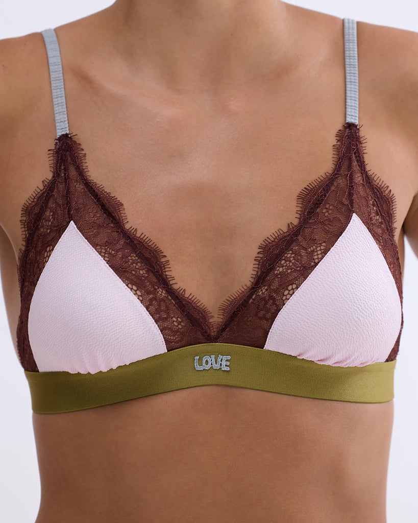 Delikatny, miękki stanik z trójkątnymi miseczkami Love Lace Love Stories. Wykonany z różowej,&nbsp;satynowej tkaniny.&nbsp;Miseczki obszyte są delikatną koronką. Stanik posiada szeroką gumę pod biustem&nbsp;oraz&nbsp;regulowane, marszczone ramiączka. Zapinany na plecach za pomocą haftek.