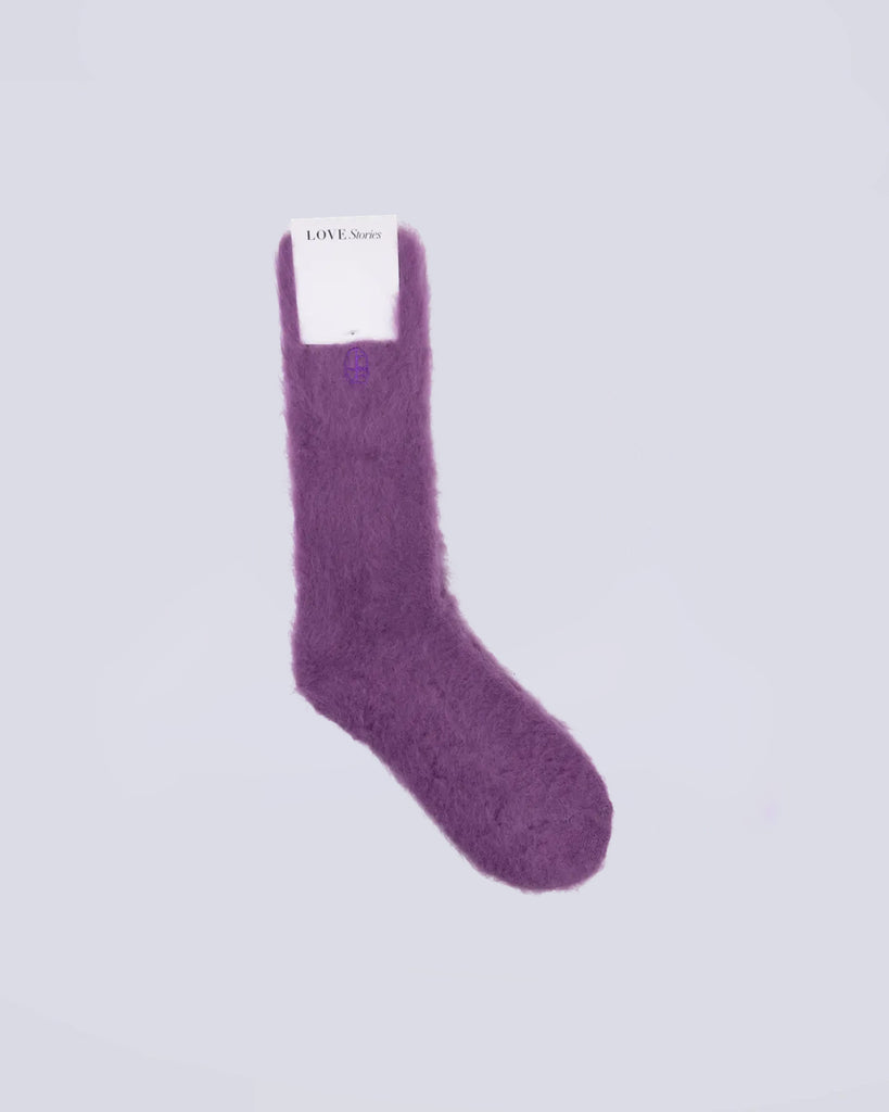 Fioletowe, puszyste skarpetki Love Stories. Wykonane są z mieszanki wełny, dzięki czemu są mięciutkie i wygodne.