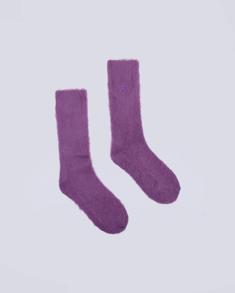 Fioletowe, puszyste skarpetki Love Stories. Wykonane są z mieszanki wełny, dzięki czemu są mięciutkie i wygodne.