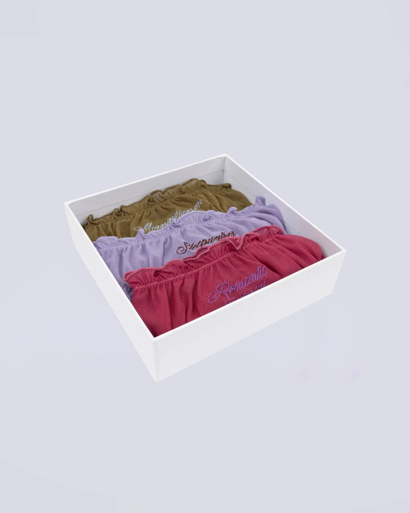 Majtki Lola Love Stories Multi Color z falbanką w zestawie trzech sztuk w kolorze fioletowym, liliowym i zielonym. Majtki wykonane z cienkiej, siateczkowej, częściowo transparentnej tkaniny. Posiadają niski stan na gumce i urocze napisy wyszywane z przodu.&nbsp;

Majtki nie podlegają zwrotom ani wymianom ze względów higienicznych.