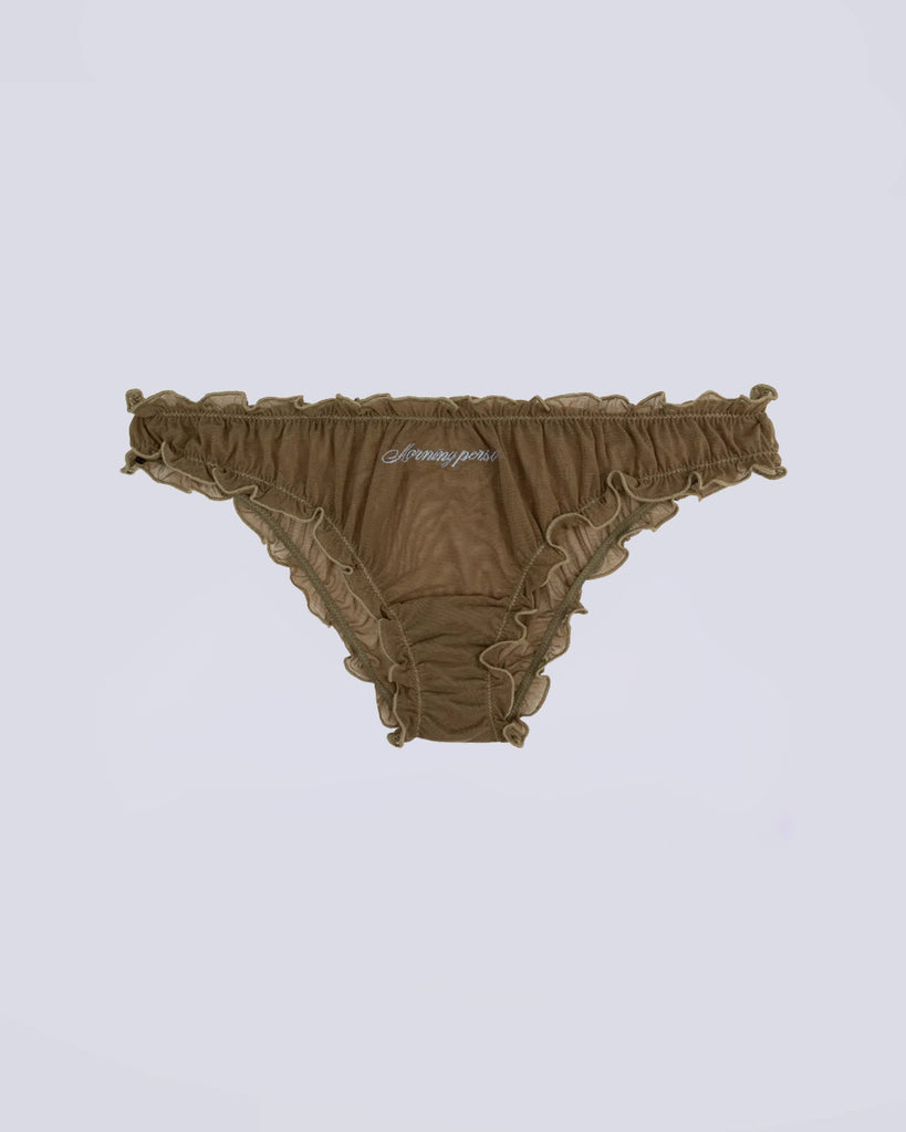 Majtki Lola Love Stories Multi Color z falbanką w zestawie trzech sztuk w kolorze fioletowym, liliowym i zielonym. Majtki wykonane z cienkiej, siateczkowej, częściowo transparentnej tkaniny. Posiadają niski stan na gumce i urocze napisy wyszywane z przodu.&nbsp;

Majtki nie podlegają zwrotom ani wymianom ze względów higienicznych.