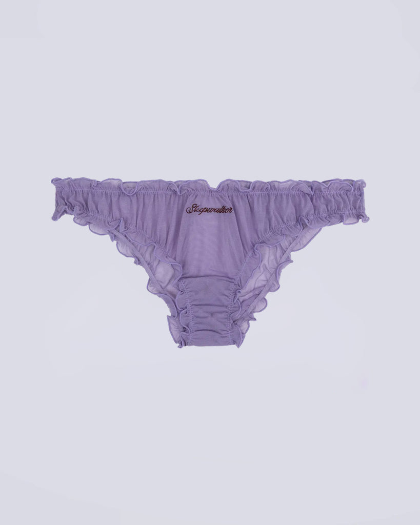 Majtki Lola Love Stories Multi Color z falbanką w zestawie trzech sztuk w kolorze fioletowym, liliowym i zielonym. Majtki wykonane z cienkiej, siateczkowej, częściowo transparentnej tkaniny. Posiadają niski stan na gumce i urocze napisy wyszywane z przodu.&nbsp;

Majtki nie podlegają zwrotom ani wymianom ze względów higienicznych.