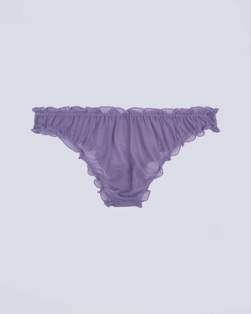 Majtki Lola Love Stories Multi Color z falbanką w zestawie trzech sztuk w kolorze fioletowym, liliowym i zielonym. Majtki wykonane z cienkiej, siateczkowej, częściowo transparentnej tkaniny. Posiadają niski stan na gumce i urocze napisy wyszywane z przodu.&nbsp;

Majtki nie podlegają zwrotom ani wymianom ze względów higienicznych.