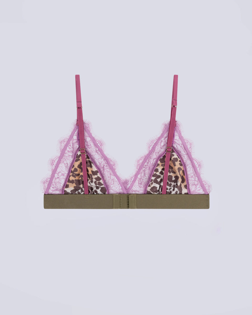 Delikatny, miękki stanik z trójkątnymi miseczkami&nbsp;Love Lace Love Stories. Wykonany ze śliskiej,&nbsp;satynowej tkaniny w panterkę.&nbsp;Miseczki obszyte są delikatną koronką. Stanik posiada&nbsp;szeroką gumę pod biustem&nbsp;oraz&nbsp;regulowane, marszczone ramiączka. Zapinany na plecach za pomocą haftek.