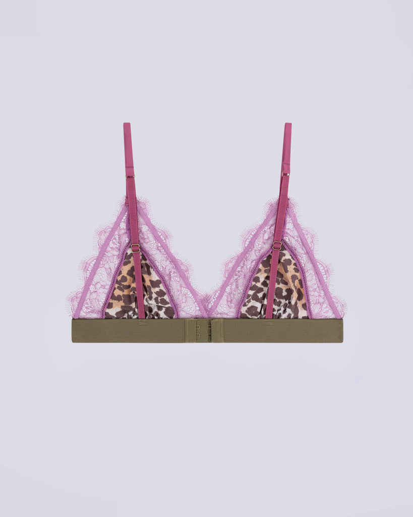 Delikatny, miękki stanik z trójkątnymi miseczkami&nbsp;Love Lace Love Stories. Wykonany ze śliskiej,&nbsp;satynowej tkaniny w panterkę.&nbsp;Miseczki obszyte są delikatną koronką. Stanik posiada&nbsp;szeroką gumę pod biustem&nbsp;oraz&nbsp;regulowane, marszczone ramiączka. Zapinany na plecach za pomocą haftek.