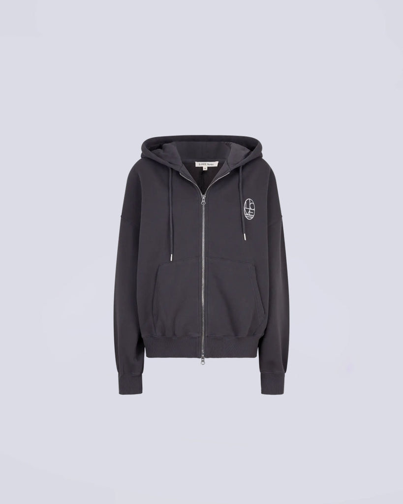 Luźna bluza z kapturem Maple Love Stories Dark Grey w kolorze ciemnoszarym zapinana z przodu za pomocą zamka błyskawicznego. Posiada niewielkie logo marki na lewej piersi. Wykończona ściągaczami.&nbsp;