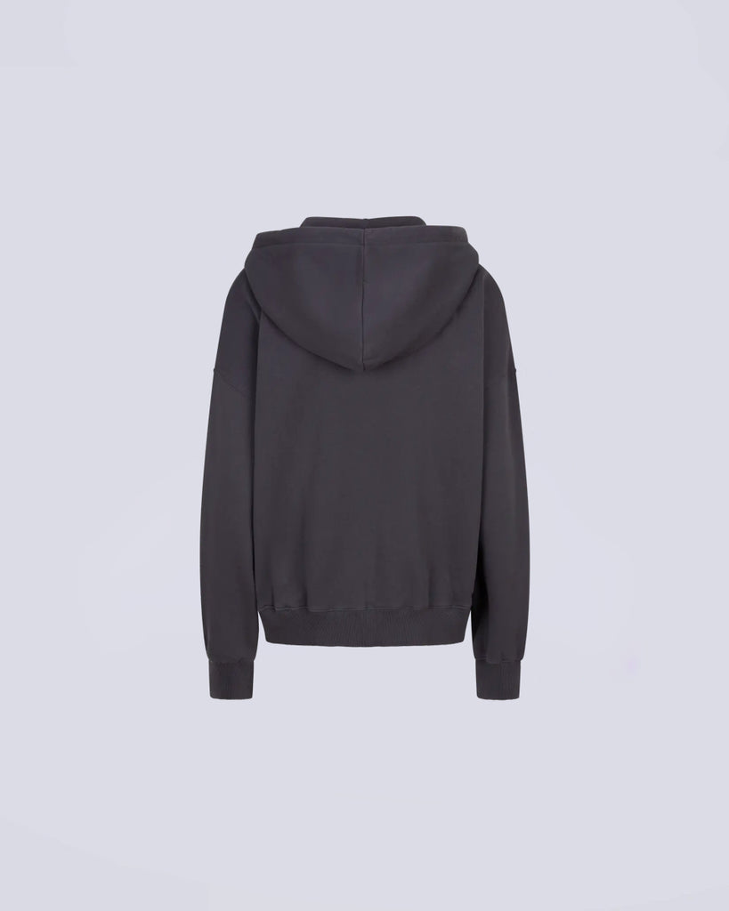 Luźna bluza z kapturem Maple Love Stories Dark Grey w kolorze ciemnoszarym zapinana z przodu za pomocą zamka błyskawicznego. Posiada niewielkie logo marki na lewej piersi. Wykończona ściągaczami.&nbsp;