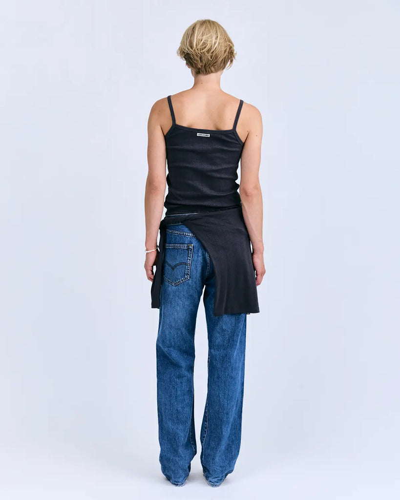 Top na ramiączkach Mary Love Stories Dark Grey w kolorze ciemnoszarym. Top ma luźny fason i prosty dekolt. Wykonany z bardzo miękkiej tkaniny z delikatną fakturą. 