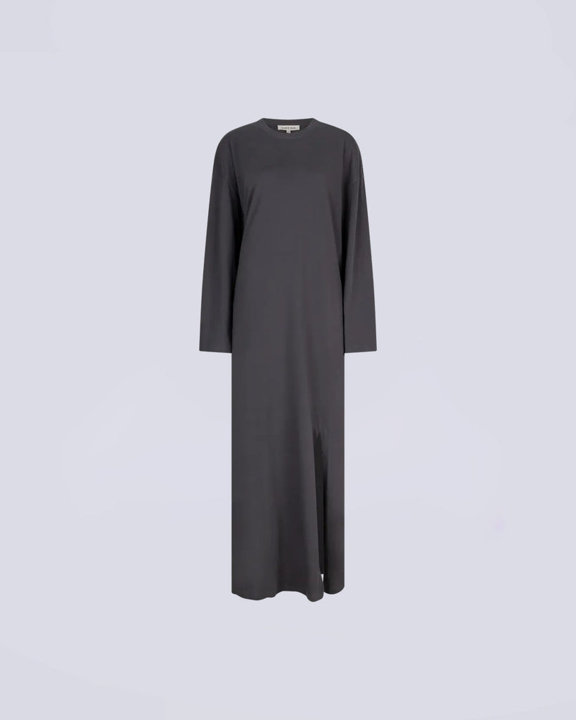 Bardzo długa, komfortowa sukienka Olsen Dark Grey marki Love stories w kolorze ciemnoszarym. Ma okrągły dekolt i długie rękawy. Po lewej stronie na dole posiada rozcięcie.