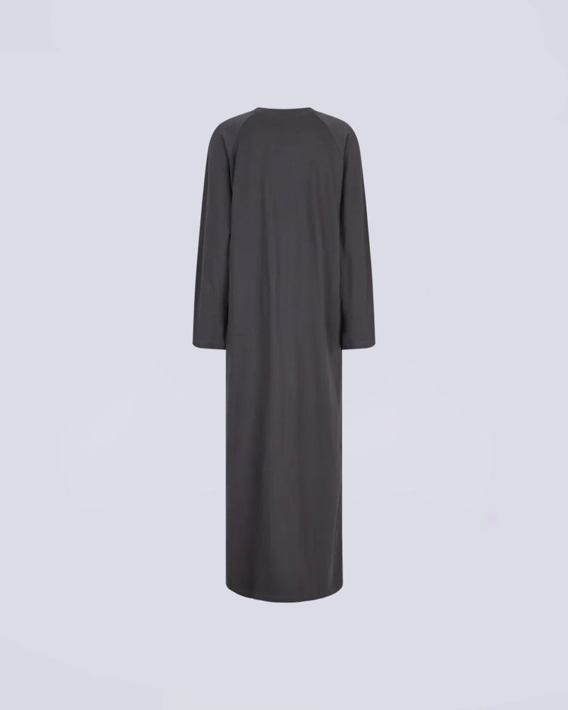 Bardzo długa, komfortowa sukienka Olsen Dark Grey marki Love stories w kolorze ciemnoszarym. Ma okrągły dekolt i długie rękawy. Po lewej stronie na dole posiada rozcięcie.