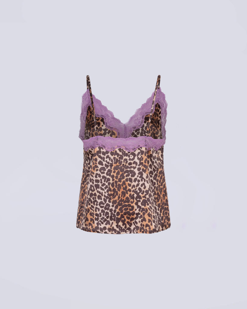 Zwiewny, bieliźniany top na cienkich, regulowanych ramiączkach Pip Love Stories z trójkątnym dekoltem obszytym delikatną, fioletową koronką. Wykonany z lejącej, jedwabnej tkaniny. Idealny do eleganckich i codziennych stylizacji, a także świetny jako piżama. 