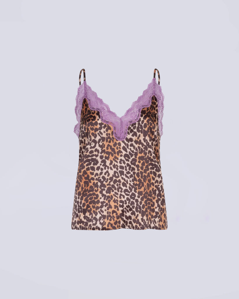 Zwiewny, bieliźniany top na cienkich, regulowanych ramiączkach Pip Love Stories z trójkątnym dekoltem obszytym delikatną, fioletową koronką. Wykonany z lejącej, jedwabnej tkaniny. Idealny do eleganckich i codziennych stylizacji, a także świetny jako piżama. 