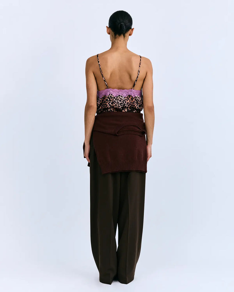 Zwiewny, bieliźniany top na cienkich, regulowanych ramiączkach Pip Love Stories z trójkątnym dekoltem obszytym delikatną, fioletową koronką. Wykonany z lejącej, jedwabnej tkaniny. Idealny do eleganckich i codziennych stylizacji, a także świetny jako piżama. 