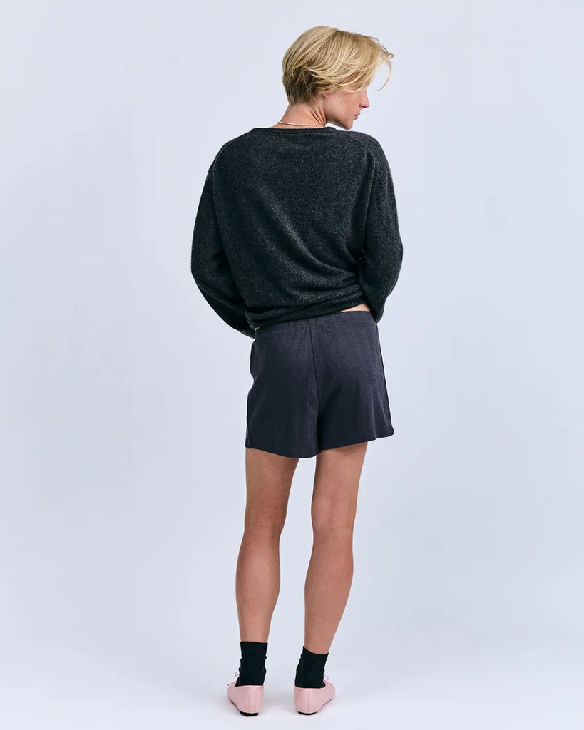 Luźne, ciemnoszare szorty w typie bokserek Sunday Love Stories ze średnim stanem i elastyczną talią. Z przodu posiadają niewielką naszywkę z logo marki i imitację rozporka z guzikami. Wykonane z bardzo miękkiej i oddychającej tkaniny.&nbsp;