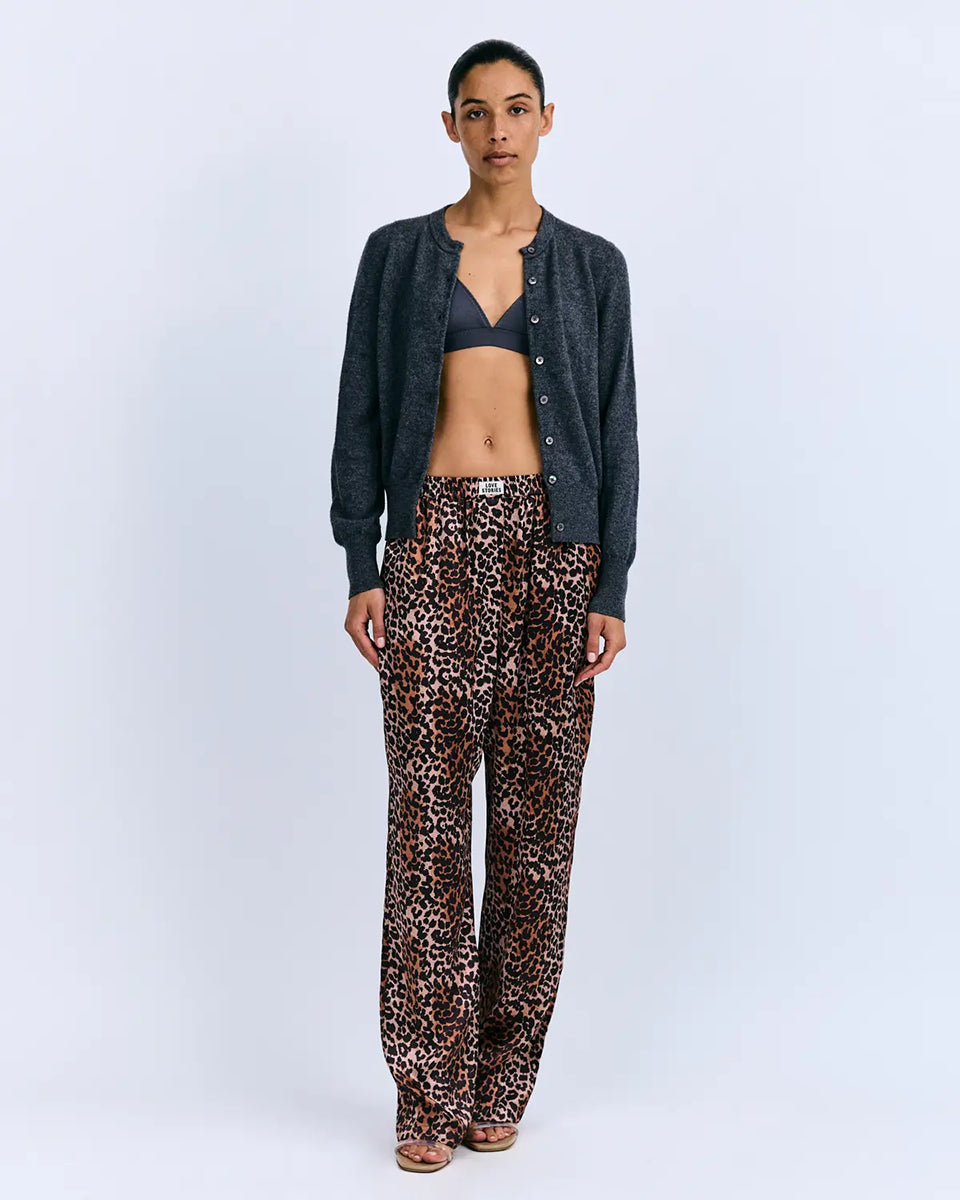 Luźne, jedwabne spodnie piżamowe Theodore Love Stories Leopard ze średnim stanem i elastyczną talią na gumce. Print panterkowy. W pasie posiadają niewielką naszywkę z logo marki. Wykonane w 100% z jedwabiu, co sprawia, że spodnie są bardzo wygodne i mięciutkie.&nbsp;