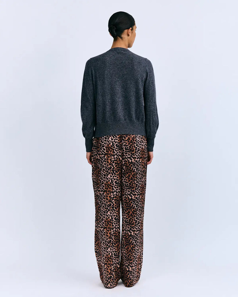 Luźne, jedwabne spodnie piżamowe Theodore Love Stories Leopard ze średnim stanem i elastyczną talią na gumce. Print panterkowy. W pasie posiadają niewielką naszywkę z logo marki. Wykonane w 100% z jedwabiu, co sprawia, że spodnie są bardzo wygodne i mięciutkie.&nbsp;