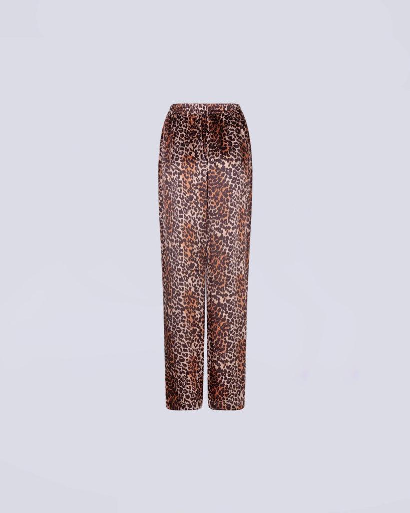 Luźne, jedwabne spodnie piżamowe Theodore Love Stories Leopard ze średnim stanem i elastyczną talią na gumce. Print panterkowy. W pasie posiadają niewielką naszywkę z logo marki. Wykonane w 100% z jedwabiu, co sprawia, że spodnie są bardzo wygodne i mięciutkie.&nbsp;