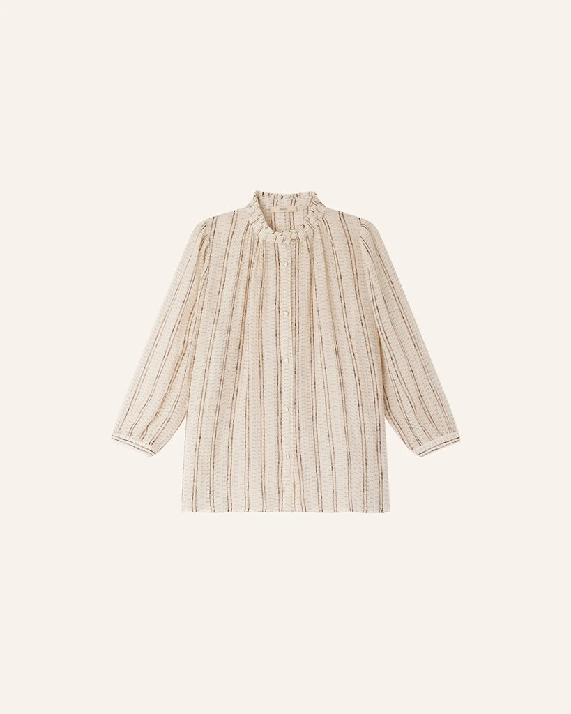 Efektowna, romantyczna Bluzka Lylee Whiplumikat francuskiej marki Sessun w drobne, metaliczne paski, z falbaniastym kołnierzykiem i szerokimi rękawami 3/4. Zapinana na guziki, z ozdobnym guzikiem przy kołnierzyku. Posiada marszczenia z przodu.