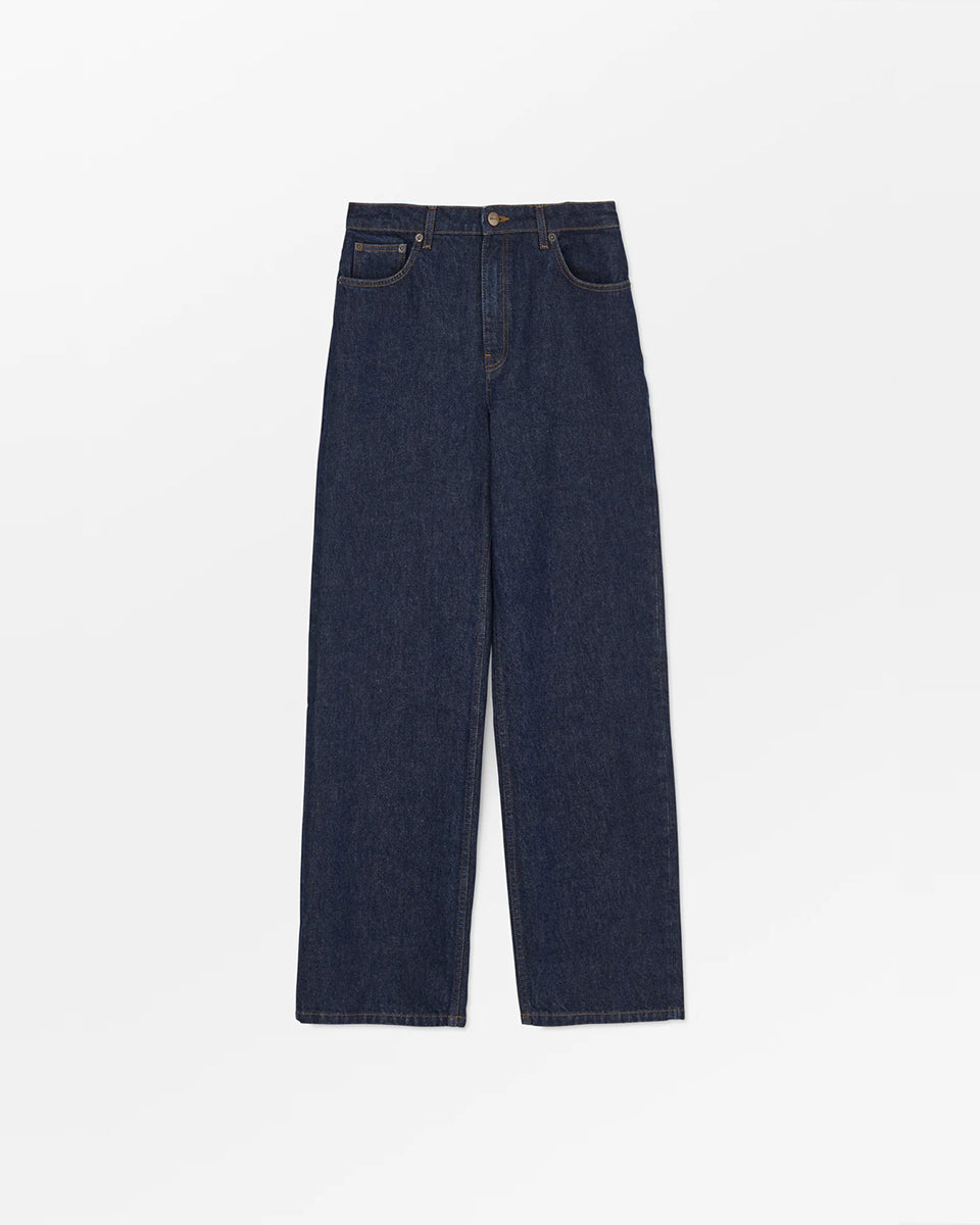 Luźne jeansy Maddy Indigo Blue marki SKALL z wysokim stanem, prostymi nogawkami i klasycznymi, jeansowymi detalami. Posiadają kieszenie, szlufki na pasek i haftowane logo z tyłu w pasie. Jeansy maja standardową długość. Wykonane z bawełny organicznej.

-Prosty krój

-Standardowa długość

-Wybierz rozmiar, który zazwyczaj nosisz