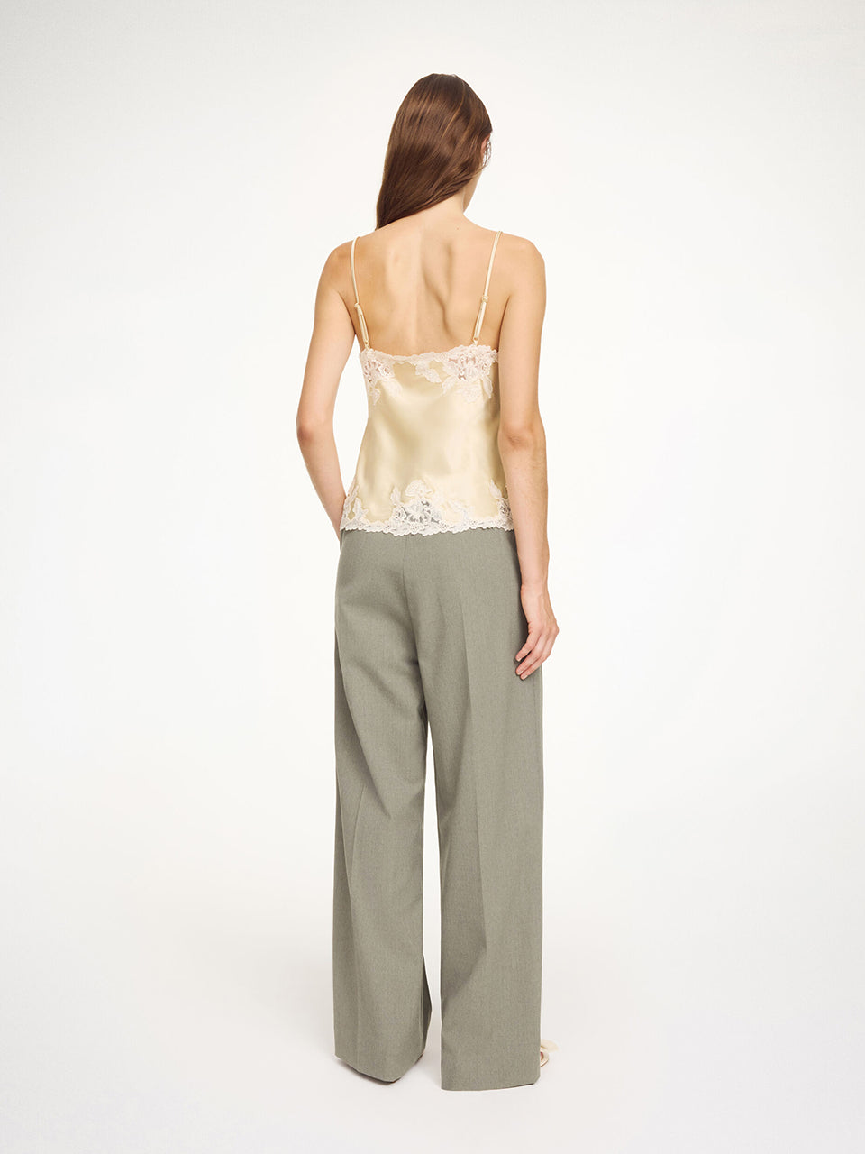 Romantyczny, satynowy top Madeleine Satin Vanilla Cream By Malene Birger z dekoltem w serek i regulowanymi ramiączkami. Ma piękne, koronkowe detale w stylu vintage. Wykonany z niezwykle miękkiej, szybko schnącej i wygodnej w noszeniu tkaniny. Połącz go z eleganckimi spodniami lub z pasującą spódnicą Erika.

-Koronkowe detale

-Dekolt w serek

-Regulowane ramiączka

-Zamów top w swoim normalnym rozmiarze