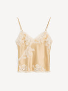Romantyczny, satynowy top Madeleine Satin Vanilla Cream By Malene Birger z dekoltem w serek i regulowanymi ramiączkami. Ma piękne, koronkowe detale w stylu vintage. Wykonany z niezwykle miękkiej, szybko schnącej i wygodnej w noszeniu tkaniny. Połącz go z eleganckimi spodniami lub z pasującą spódnicą Erika.

-Koronkowe detale

-Dekolt w serek

-Regulowane ramiączka

-Zamów top w swoim normalnym rozmiarze