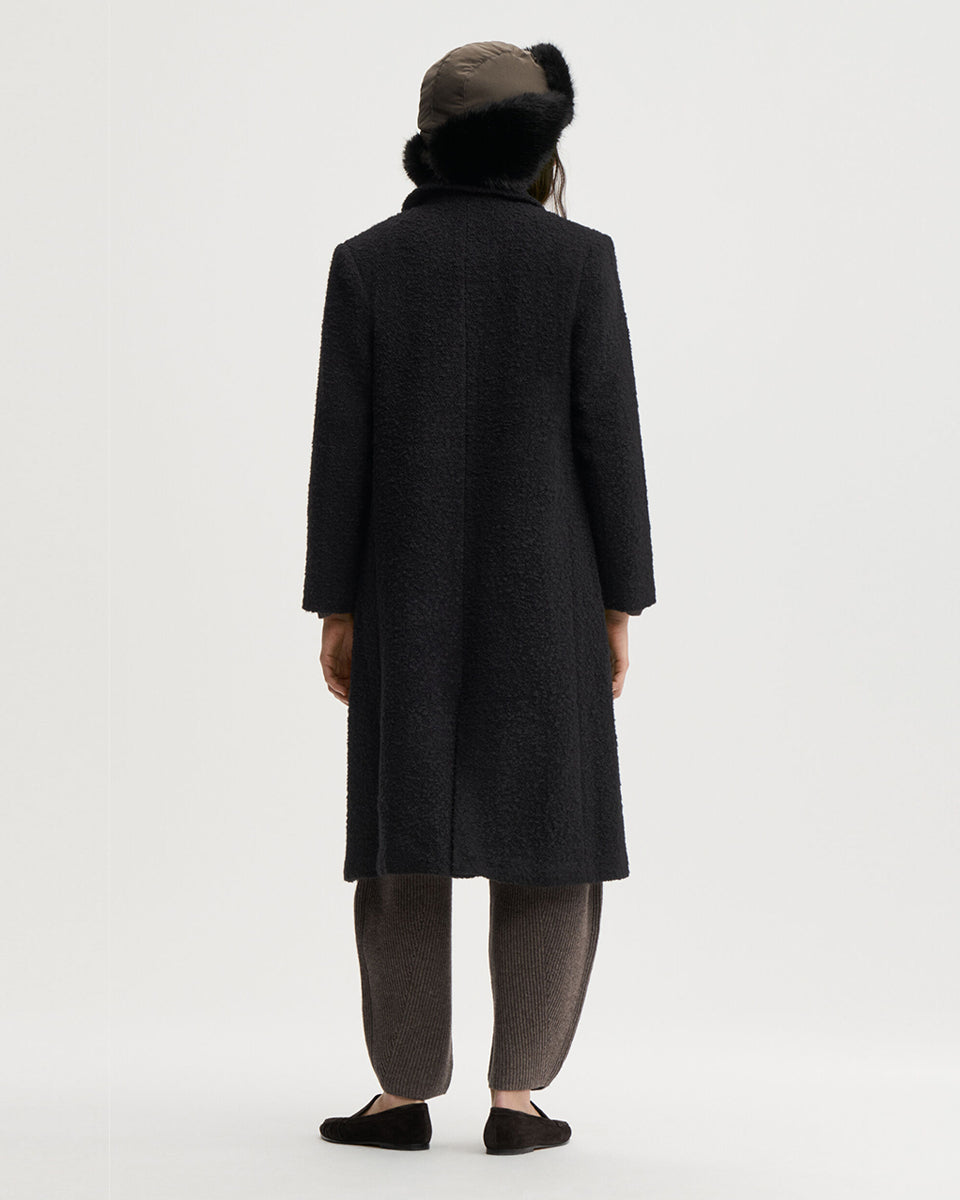 Luźny płaszcz Madera By Malene Birger Black to połączenie ponadczasowej elegancji, dzięki czemu posłuży przez wiele sezonów. Ten model o długości midi, wykonany z przyjemnej w dotyku mieszanki wełny, wyróżnia się zaokrąglonym kołnierzem, zapięciem na guziki, przednimi kieszeniami oraz rozcięciem z tyłu. Idealny wybór na chłodniejsze dni.&nbsp;

-Luźny krój

-Zaokrąglony kołnierz

-W całości w podszewce&nbsp;