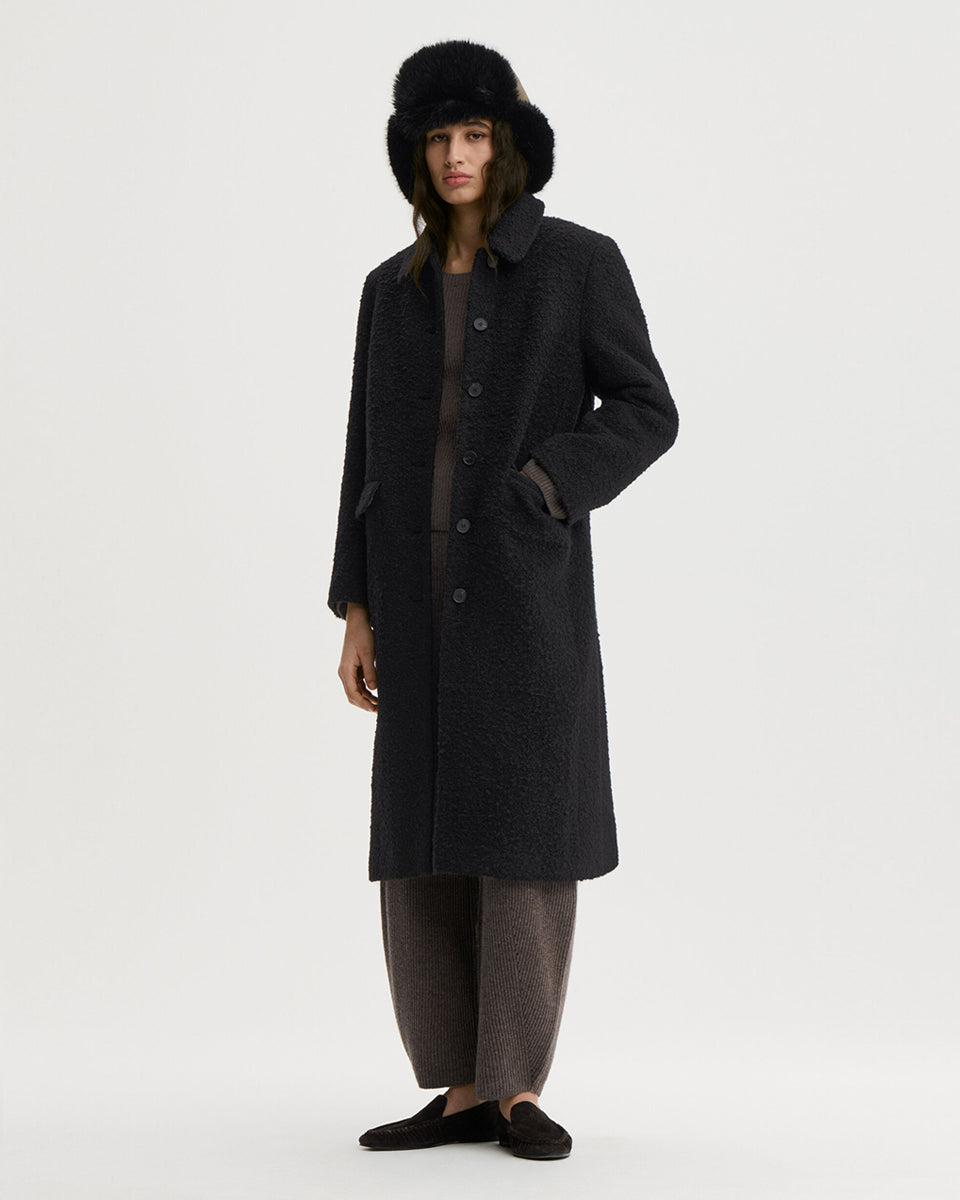 Luźny płaszcz Madera By Malene Birger Black to połączenie ponadczasowej elegancji, dzięki czemu posłuży przez wiele sezonów. Ten model o długości midi, wykonany z przyjemnej w dotyku mieszanki wełny, wyróżnia się zaokrąglonym kołnierzem, zapięciem na guziki, przednimi kieszeniami oraz rozcięciem z tyłu. Idealny wybór na chłodniejsze dni.&nbsp;

-Luźny krój

-Zaokrąglony kołnierz

-W całości w podszewce&nbsp;