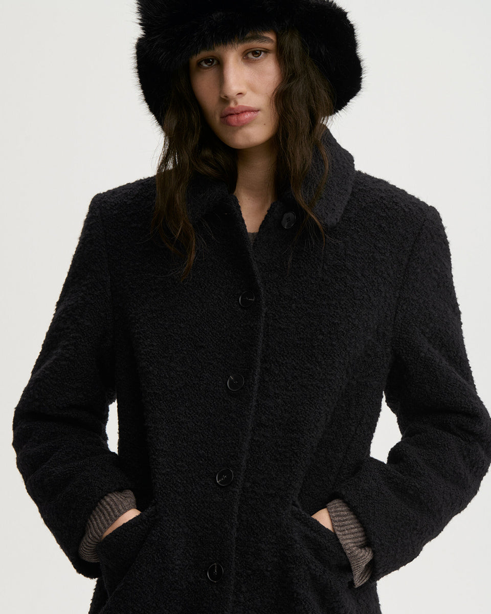 Luźny płaszcz Madera By Malene Birger Black to połączenie ponadczasowej elegancji, dzięki czemu posłuży przez wiele sezonów. Ten model o długości midi, wykonany z przyjemnej w dotyku mieszanki wełny, wyróżnia się zaokrąglonym kołnierzem, zapięciem na guziki, przednimi kieszeniami oraz rozcięciem z tyłu. Idealny wybór na chłodniejsze dni.&nbsp;

-Luźny krój

-Zaokrąglony kołnierz

-W całości w podszewce&nbsp;