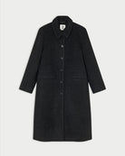 Luźny płaszcz Madera By Malene Birger Black to połączenie ponadczasowej elegancji, dzięki czemu posłuży przez wiele sezonów. Ten model o długości midi, wykonany z przyjemnej w dotyku mieszanki wełny, wyróżnia się zaokrąglonym kołnierzem, zapięciem na guziki, przednimi kieszeniami oraz rozcięciem z tyłu. Idealny wybór na chłodniejsze dni.&nbsp;

-Luźny krój

-Zaokrąglony kołnierz

-W całości w podszewce&nbsp;